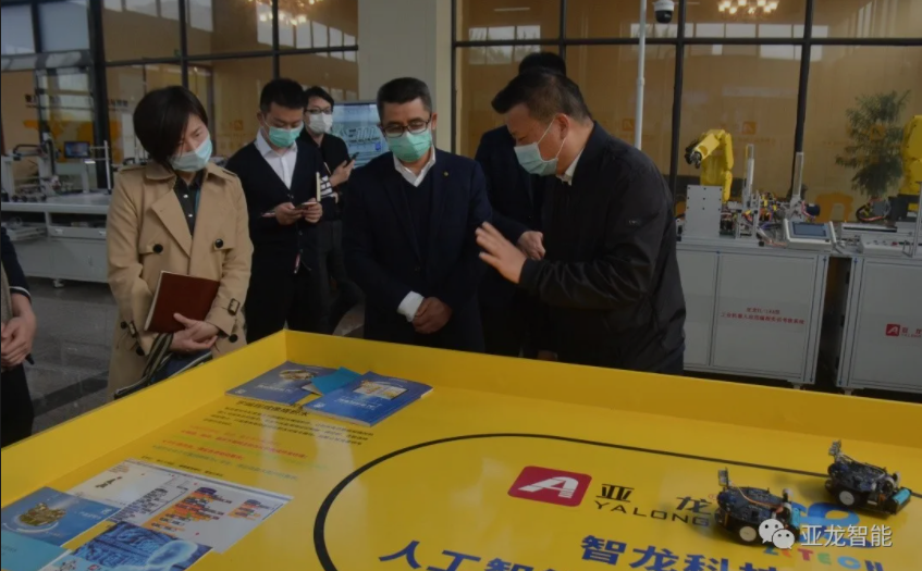 政企聯(lián)動 | 溫州市經(jīng)信局副局長黃壽君一行走訪調(diào)研亞龍智能